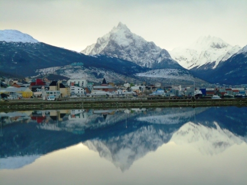 El espejo azul del Lago Fagnano