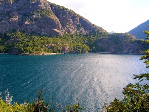 El Lago Escondido, rodeado de bosques